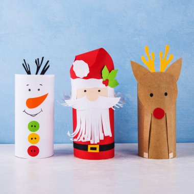 Tuvalet kağıdı rulosundan yapılmış Noel oyuncakları. Çocuk işçiliği..