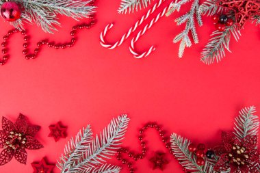 kırmızı bir arka plan üzerinde Noel dekorasyonu