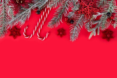 kırmızı bir arka plan üzerinde Noel dekorasyonu