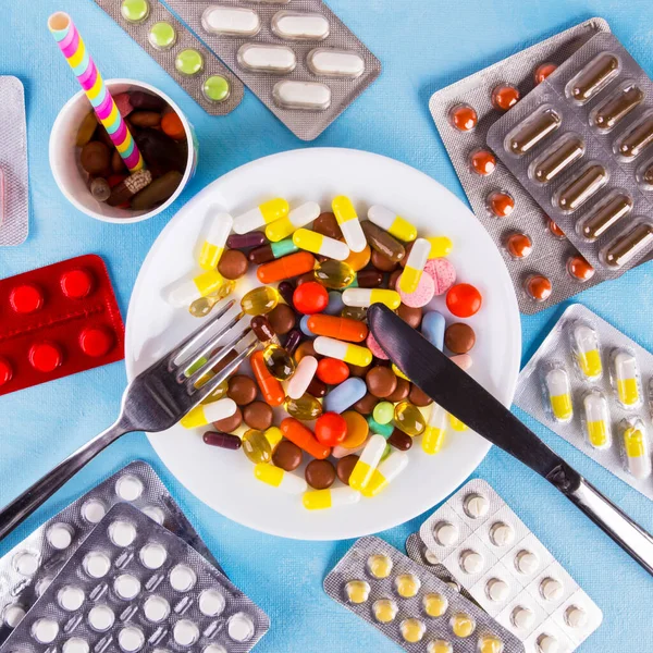 Różne Kolorowe Leki Tabletki Białym Talerzu Widelcem Nożem — Zdjęcie stockowe