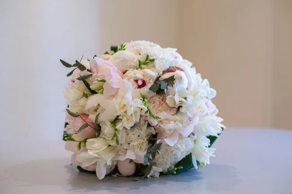 Прекрасный свадебный букет цветов — стоковое фото