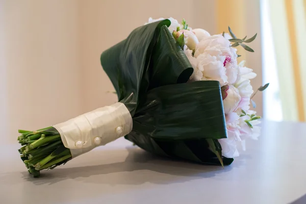 Beautiful bridal bouquet of flowers — Stock Photo, Image