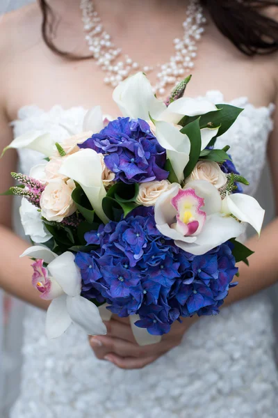 Beautiful bridal bouquet of flowers — Stock Photo, Image