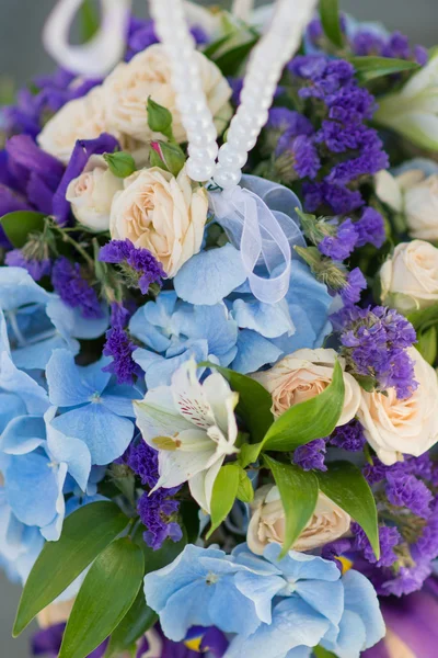 Beautiful bridal bouquet of flowers — Stock Photo, Image