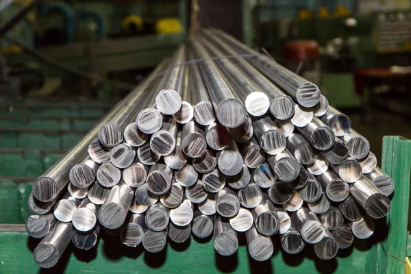 Barre e tubi in titanio e alluminio lucidati — Foto Stock