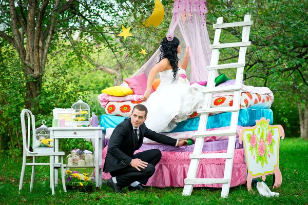 Hochzeitsfotoshooting im Sommer in der Natur Stockfoto