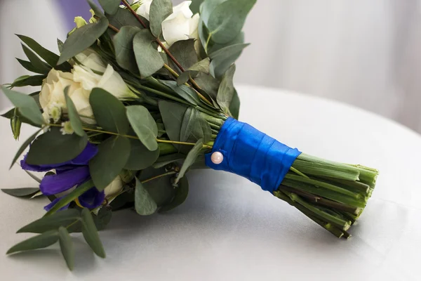 Bridal bouquet of roses of irises — Stock Photo, Image