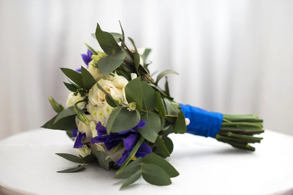 Bridal bouquet of roses of irises — Stock Photo, Image