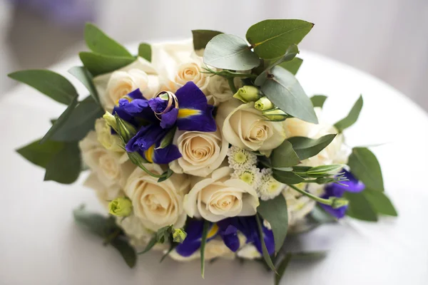 Bridal bouquet of roses of irises — Stock Photo, Image