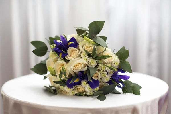 Bridal bouquet of roses of irises — Stock Photo, Image