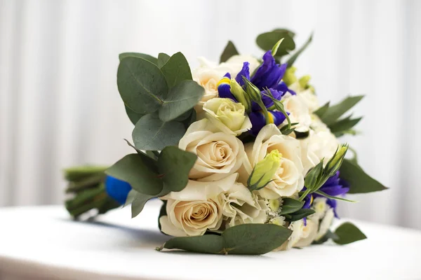 Brautstrauß aus Rosen von Schwertlilien lizenzfreie Stockbilder