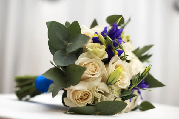 Brautstrauß aus Rosen von Schwertlilien Stockbild