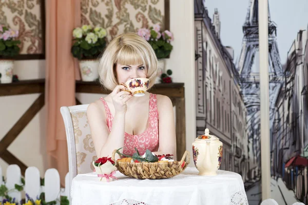 Young blonde woman drinking tea — Stock Photo, Image