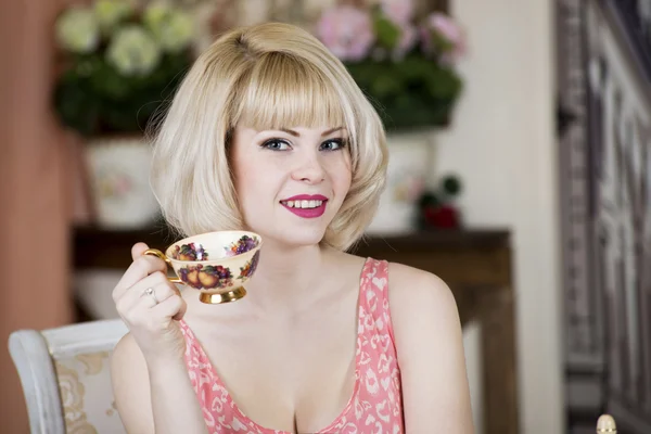 Junge blonde Frau trinkt Tee — Stockfoto