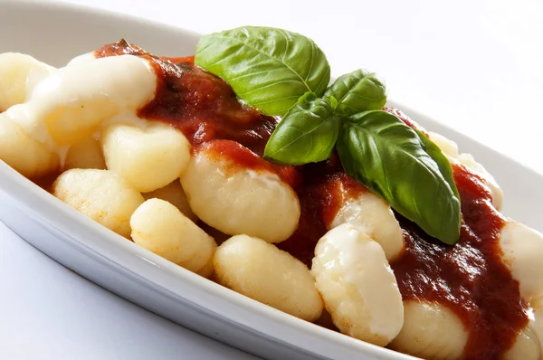 Gnocchi di patate con pomodoro e basilico — Fotografia de Stock