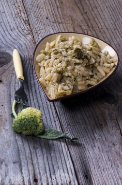 makarna brokoli ve parmesan peyniri ile