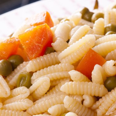 bezelye ve havuç suyu içinde Sardunyalı gnocchi