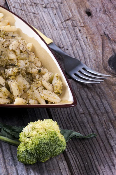 Pasta with broccoli and parmesan cheese — Stock Photo, Image