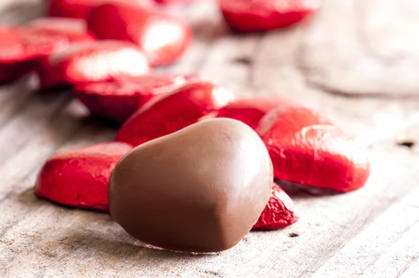 Chocolade en rood roze — Stockfoto