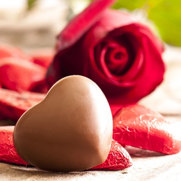 Csokoládé és piros rózsa Stock Kép