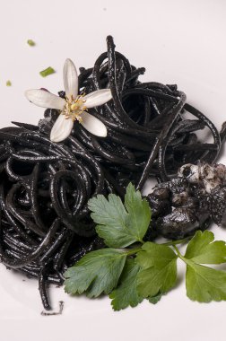 maymunbalığı ile bucatini