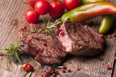 etli fileto biftek ve kızarmış sebzeler