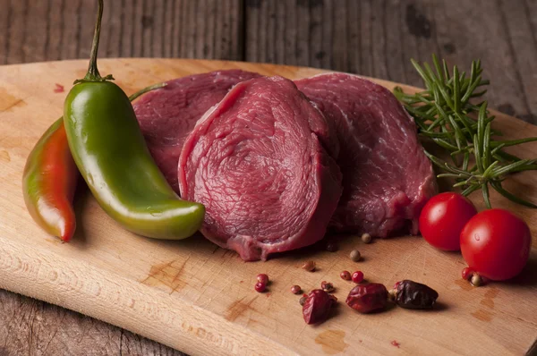 Etli fileto biftek ve kızarmış sebzeler — Stok fotoğraf