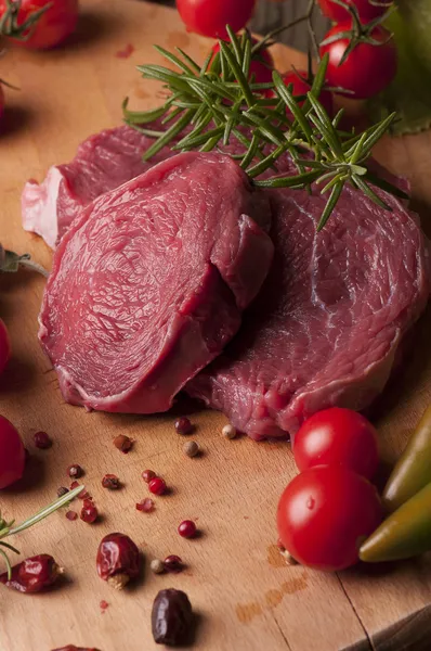 Etli fileto biftek ve kızarmış sebzeler — Stok fotoğraf