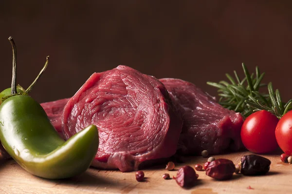 Bife de filé suculento e legumes assados — Fotografia de Stock