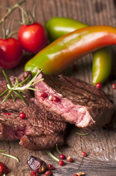 Zamatos, halfilé steak és sült zöldségek — Stock Fotó