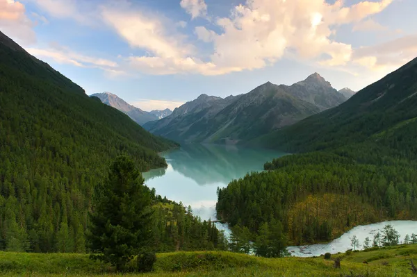 Mountain lake — Stock Photo, Image