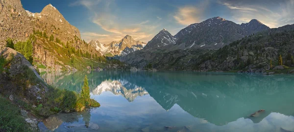 Mountain lake — Stock Photo, Image