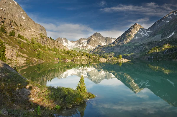 Lago di montagna — Foto Stock