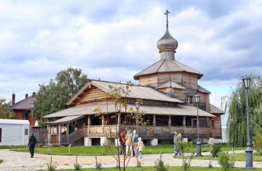 Tahta Üçlemeci Kilisesi, ada şehri Sviyazhsk 'taki en eski binadır. Bu, Volga bölgesinde bizim zamanımıza kadar dayanan tek ahşap Ortodoks kilisesi; 16. yüzyılın ortalarından kalma.