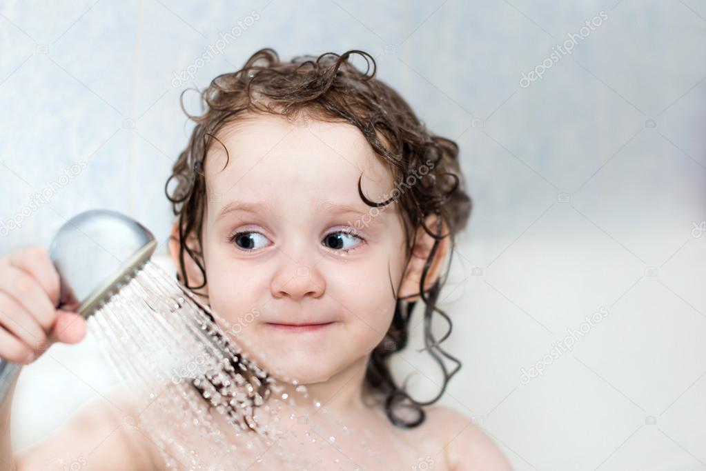kleines Mädchen im Badezimmer mit Dusche — Stockfoto © ulkas78 #19840039 kleines Mädchen im Badezimmer mit Dusche — Stockfoto © ulkas78 #19840039