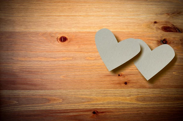 Cuori di San Valentino su uno sfondo di legno . — Foto Stock