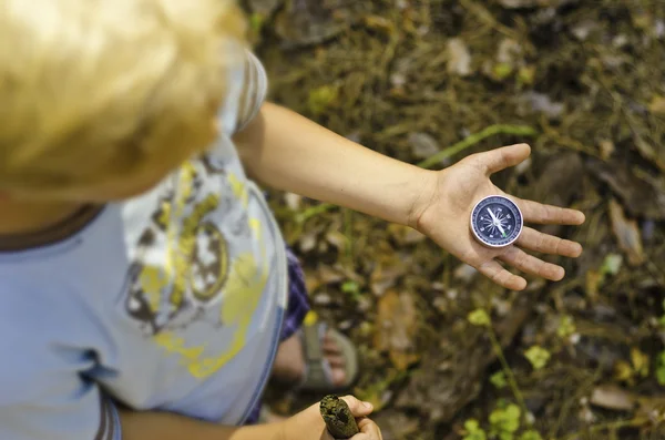 A child lost a way in-field. — Stock Photo, Image