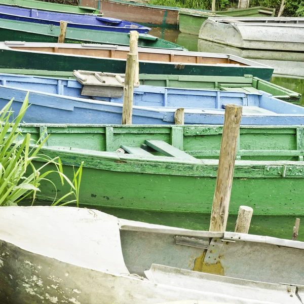 Barcos em costa de pequena baía de rio em um fundo uma residência de verão — Fotografia de Stock