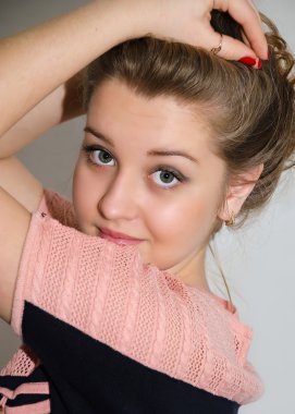 uzun kumral saçlı güzel kız