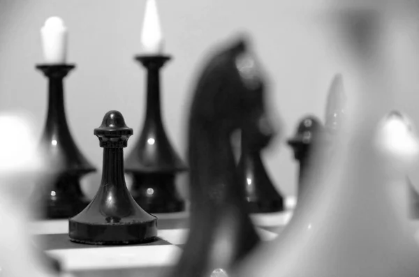 Schackpjäser på brädet — Stockfoto