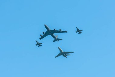 Singapur, Singapur - 11 Ağustos 2018: Singapur 'da 50 yıllık kutlamalar sırasında avcı uçakları, keşif ve tanker oluşumu