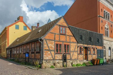 Ystad, İsveç 13 Sep, 2022: Sokakta parke taşı olan eski bir ev