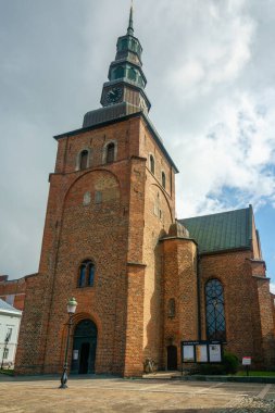 Ystad, İsveç 13 Sep, 2022: Saat ve kule ile eski kilise binası