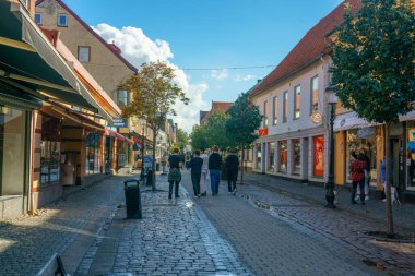 Ystad, İsveç 13 Sep, 2022: Arabasız Cobbelstone Caddesi, alışveriş için ana cadde