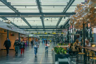 Malmö, İsveç - 20 Sep, 2022: Güneşin çatıda parladığı ana bekleme salonu