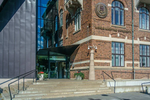 Malmö, İsveç - 20 Sep, 2022: Eski bina ile birlikte modern bir bina dizayn edilmiş üniversite.