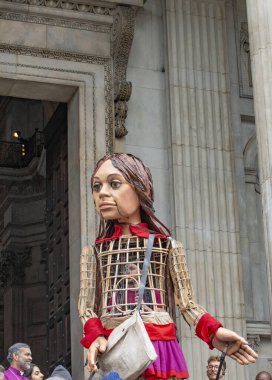 Londra, İngiltere. 23 Ekim 2021. Küçük Amal, Suriyeli dev mülteci kuklası Londra 'daki St. Paul Katedrali' ne geldi. Amal 'la Yürüyüş, yerlerinden edilen çocukları temsil eden sanatsal bir tepkidir..