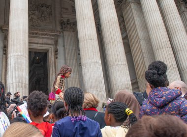 Londra, İngiltere. 23 Ekim 2021. Küçük Amal, Suriyeli dev mülteci kuklası Londra 'daki St. Paul Katedrali' ne geldi. Amal 'la Yürüyüş, yerlerinden edilen çocukları temsil eden sanatsal bir tepkidir..