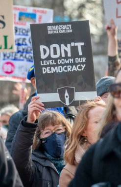 Londra, İngiltere, 5 Şubat 2022. Muhafazakar hükümetin yeni Seçim Tasarısı 'nı protesto eden Make Oy Önemli Miting Kampanyası tabelası. MVM Orantılı Temsili tanıtmak istiyor.