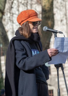 Londra, İngiltere, 5 Şubat 2022. Yazar Catherine Mayer, Seçim Yasa Tasarısı aleyhindeki Make Oy Meselesi mitinginde Avam Kamarası 'na Orantılı Temsili' yi tanıtma kampanyasında konuştu..